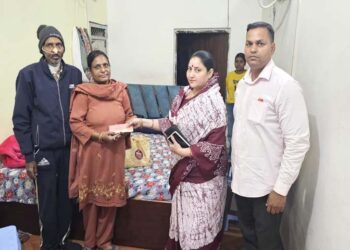 अयोध्या में मानवता की मिसाल बन रहे है पूर्व मेयर ऋषिकेश उपाध्याय, जरूरतमंदो के साथ खड़े, और आर्थिक मदद