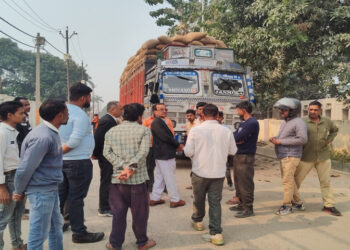 अयोध्या में ओवरलोड ट्रक ने बाइक को रौंदा, चालक ने कूदकर बचाई जान, बाइक के परखच्चे उड़ें