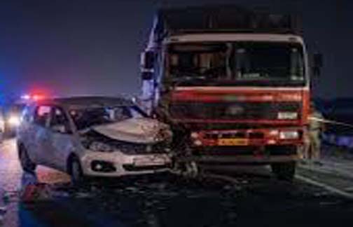 बाराबंकी में बड़ा सड़क हादसा, कार और ट्रक की टक्कर में 6 लोगों की मौत