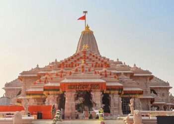 अयोध्या में पीएम मोदी और RSS प्रमुख मोहन भागवत ने श्रीराम जन्मभूमि मंदिर के शिखर पर फहराया धर्म ध्वज