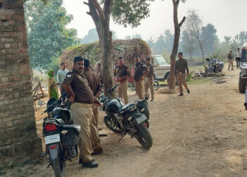 अयोध्या: हिस्ट्रीशीटर के घर दबिश देने गई पुलिस पर हमला; सब इंस्पेक्टर घायल, बदमाश पिस्टल छीनकर फरार