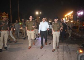 उत्तर प्रदेश पुलिस हाई अलर्ट पर: अयोध्या, वाराणसी, मथुरा में पुलिस गश्त तेज