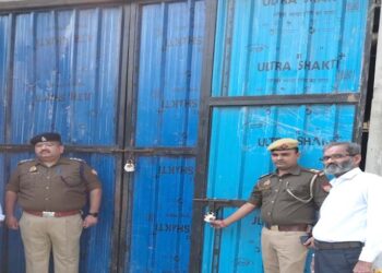 अयोध्या में नकली यूरिया पंप DEF फ्ल्यूड फैक्ट्री पर प्रशासन की छापेमारी; फैक्ट्री सील, नकली डीईएफ बनाने के उपकरण बरामद