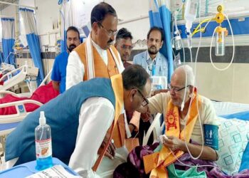 अयोध्या में विहिप के वरिष्ठ नेता पुरूषोत्तम नारायण सिंह के स्वास्थ्य की जानकारी लेने पहुंचे उपमुख्यमंत्री