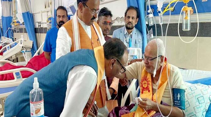 अयोध्या में विहिप के वरिष्ठ नेता पुरूषोत्तम नारायण सिंह के स्वास्थ्य की जानकारी लेने पहुंचे उपमुख्यमंत्री