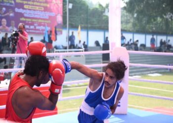 अयोध्या में मुक्केबाजी का रोमांच; केएसई कप सीनियर पुरुष बॉक्सिंग चैम्पियनशिप में त्रिपुरा के रॉबिन और उत्तर प्रदेश के सूर्या प्रताप का विजयी पंच