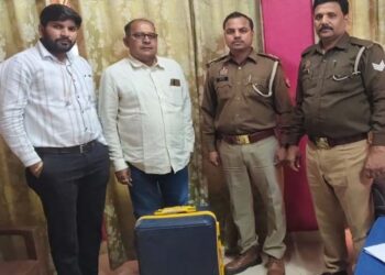 Ayodhya: रोडवेज बस स्टॉप पर मिला लावारिस सूटकेस को उसके स्वामी को हुआ सुपुर्द