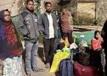 गोरखपुर में रोडवेज बस अनियंत्रित होकर गोलचक्कर से टकरायी, 15 यात्री घायल