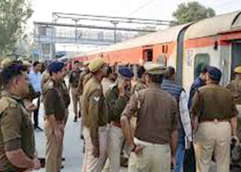 भदोही: संदिग्ध वस्तु रखे होने की सूचना पर काशी-दादर एक्सप्रेस ट्रेन में चली तलाशी