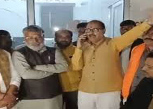 लखनऊ: खोये मोबाइल फोन लौटाने में रिश्वत; BJP विधायक ने पुलिस पर भ्रष्टाचार का आरोप लगाते हुए थाने का किया घेराव