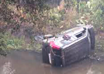 मऊ में पुल से टकराने के बाद कार नाले में गिरी, युवक की मौत