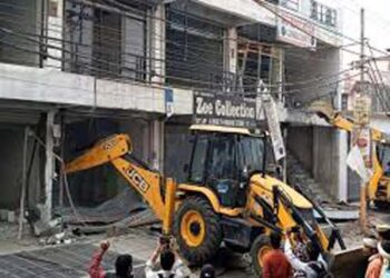 Watch, बरेली में बीडीए की सख्त कार्रवाई: दो मंजिला अवैध कॉम्प्लेक्स पर बुलडोज़र, कानून के पालन का सन्देश