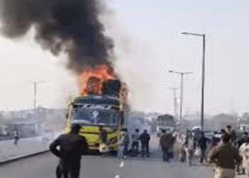 कानपुर में स्लीपर बस जलकर राख, दो कांस्टेबलों ने जान पर खेल कर 43 को बचाया