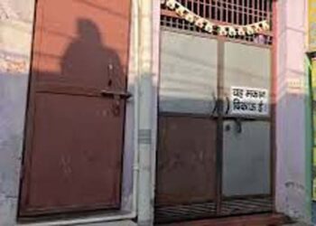 बुलंदशहर में एक मुस्लिम ने हिंदू का मकान खरीदा, लोगों ने “मकान बिकाऊ” के पोस्टर लगाए