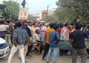 गाजीपुर में अनियंत्रित कार के दुकान में घुसने से एक श्रमिक की मौत