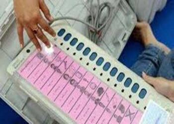 बिहार में ईवीएम की फोटो खींचने, सोशल मीडिया पर डालने के आरोप में प्राथमिकी दर्ज