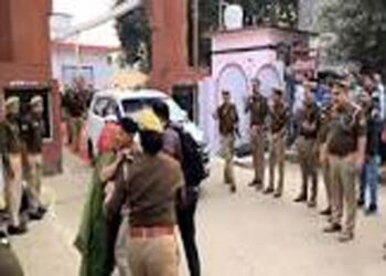 Bulandshahr : DIG को देखते ही दौड़ पड़ी गैंगरेप पीड़िता, बीच सड़क हुआ बवाल