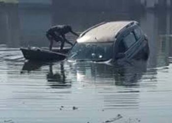 पीलीभीत में तालाब में कार समेत डूब रहे चालक को दो राहगीरों ने जान जोखिम में डालकर बचाया