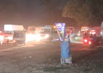 अयोध्या-लखनऊ राष्ट्रीय राजमार्ग पर लोहिया पुल के पास ट्रक पलटा, दोनों तरफ भयंकर जाम, तीन घंटे से हालात बेकाबू