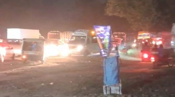 अयोध्या-लखनऊ राष्ट्रीय राजमार्ग पर लोहिया पुल के पास ट्रक पलटा, दोनों तरफ भयंकर जाम, तीन घंटे से हालात बेकाबू