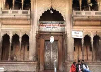 बांके बिहारी मंदिर में सीढ़ियां चढ़ने, जगमोहन में दर्शन करने पर रोक