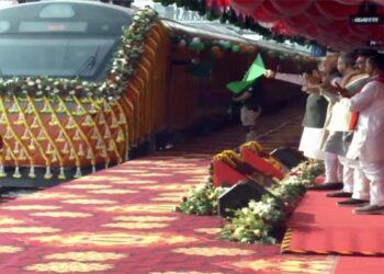प्रधानमंत्री ने वाराणसी में चार नयी ‘वंदे भारत’ एक्सप्रेस ट्रेन को हरी झंडी दिखाकर किया रवाना