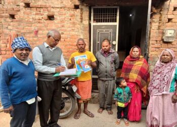 अयोध्या में RSS का व्यापक गृह संपर्क अभियान शुरू; स्वयंसेवक वितरित कर रहे है भारत माता का चित्र और साहित्य