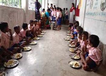 मऊ के आवासीय विद्यालय में मध्यान्ह भोजन की दाल खाने से छात्राएं बीमार, पांच अस्पताल में भर्ती
