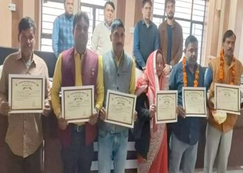 अपर जिलाधिकारी प्रशासन ने सर्वप्रथम कार्य पूर्ण करने वाले 6 बीएलओ को किया सम्मानित