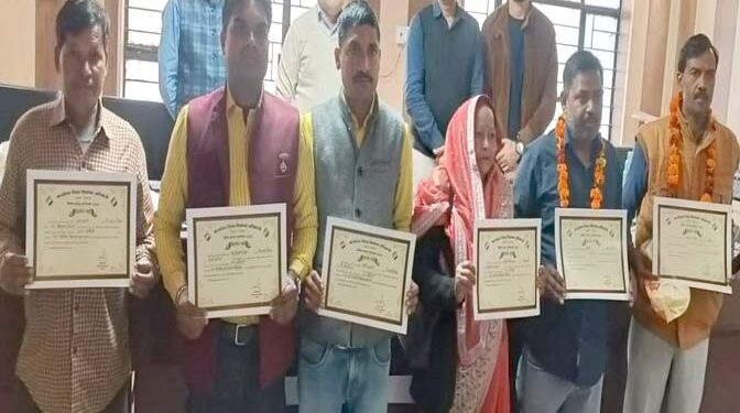 अपर जिलाधिकारी प्रशासन ने सर्वप्रथम कार्य पूर्ण करने वाले 6 बीएलओ को किया सम्मानित