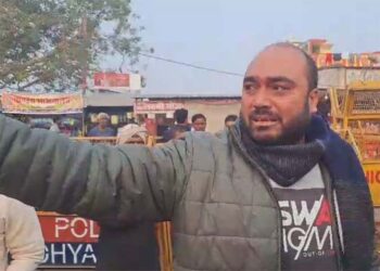 Watch, अयोध्या: लता मंगेशकर चौक पर ट्रैफिक पुलिसकर्मियों ने युवक को कालर पकड़कर घसीटा, फूट-फूटकर रोया पीड़ित; वीडियो वायरल
