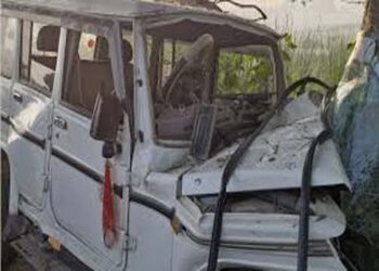 बलिया: बोलेरो ने कंबाइन हार्वेस्टर को पीछे से मारी टक्कर; चालक की मौत; तीन गंभीर रूप से घायल