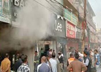 गोरखपुर के गोलघर बाजार में कपड़ों की दुकान में भीषण आग, बड़ा हादसा टला