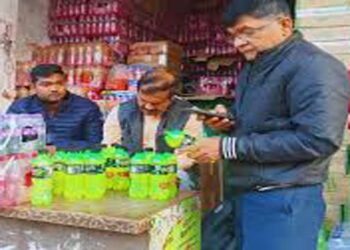 मथुरा: खाद्य विभाग ने छापा मार भारी मात्रा में नकली शीतल पेय जब्त