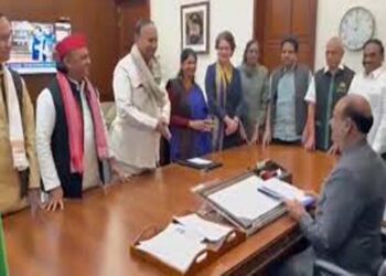 कार्तिगई दीपम मामला: विपक्षी दलों ने न्यायमूर्ति स्वामीनाथन को हटाने संबंधी नोटिस लोकसभा अध्यक्ष को सौंपा