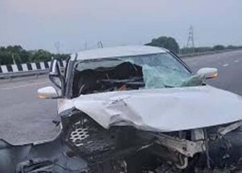 आगरा-लखनऊ एक्सप्रेसवे पर कार के दुर्घटनाग्रस्त होने से चार लोगों की मौत