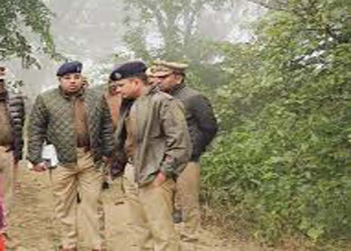 हरदोई में झाड़ियों में दुपट्टे से बंधा मिला युवती का शव, हत्या का शक