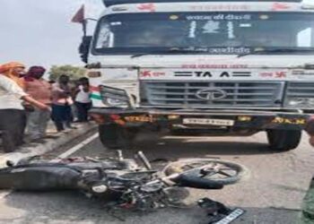 बांदा में मोटरसाइकिलों की टक्कर में सड़क पर गिरे दो युवकों की ट्रक से कुचलकर मौत