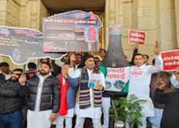 विधानसभा परिसर में सपा का प्रदर्शन, कोडीन कफ सिरप मामले में सरकार पर लगाए आरोप