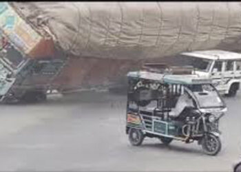 रामपुर में भूसे से भरा ट्रक बोलेरो पर गिरा, चालक की मौत