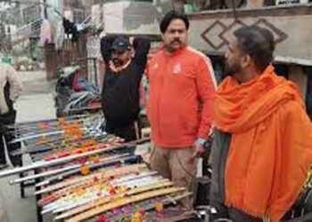 गाजियाबाद: कॉलोनी में खुलेआम तलवारें बांटने के आरोप में हिंदू रक्षा दल के छह कार्यकर्ता गिरफ्तार