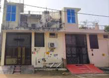 महोबा में सेवानिवृत रेलकर्मी की संदिग्ध परिस्थिति में मौत; घरेलू सहायक दंपति पर पिता-पुत्री को कैद में रखने का आरोप