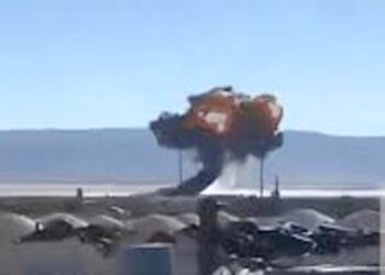 कैलिफोर्निया के रेगिस्तान में एफ-16 लड़ाकू विमान दुर्घटनाग्रस्त