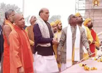 अयोध्या: रक्षा मंत्री ने अन्नपूर्णा मंदिर के शिखर पर फहराई धर्म ध्वजा
