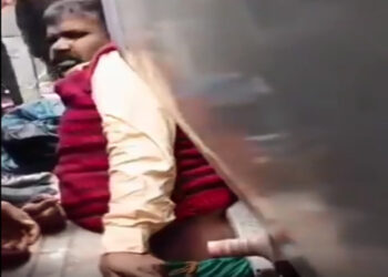 Ayodhya, Watch, रुदौली रेलवे स्टेशन पर यात्री फिसलकर ट्रेन के पायदान और प्लेटफॉर्म के बीच फंसा