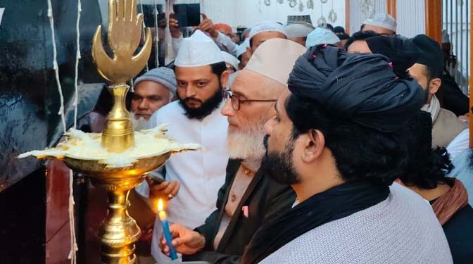रुदौली में सज्जादा नशीन शाह नय्यर मियां ने दरगाह शरीफ में कलियर शरीफ के सज्जादा नशीन की मौजूदगी में अदा की चाराग दान की रस्म