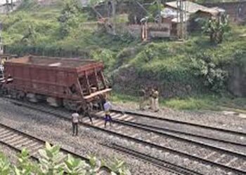 बागपत: मालगाड़ी चालक ने पटरी पर रखे गए पाइप से टक्कर बचाई, दुर्घटना टली