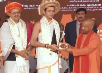 दण्डकर्म पारायणम् का अखंड, शुद्ध पाठ करने वाले मुख्यमंत्री योगी ने वैदिक साधक देवव्रत महेश रेखे को किया सम्मानित