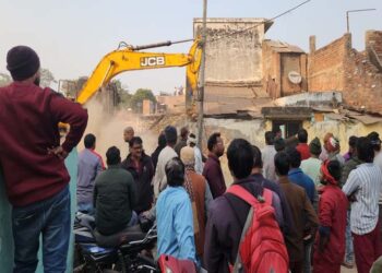 Photo, अयोध्या में मल्टीलेवल पार्किंग के लिए चौक सब्जी मंडी में अवैध अतिक्रमण पर चला प्रशासन का बुलडोजर