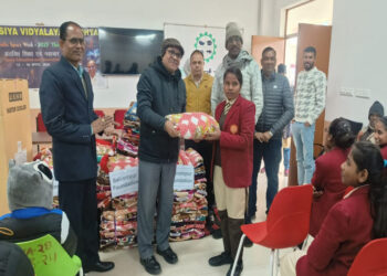 रौजागांव चीनी मिल ने अटल आवासीय विद्यालय के बच्चों को बांटे 150 कंबल